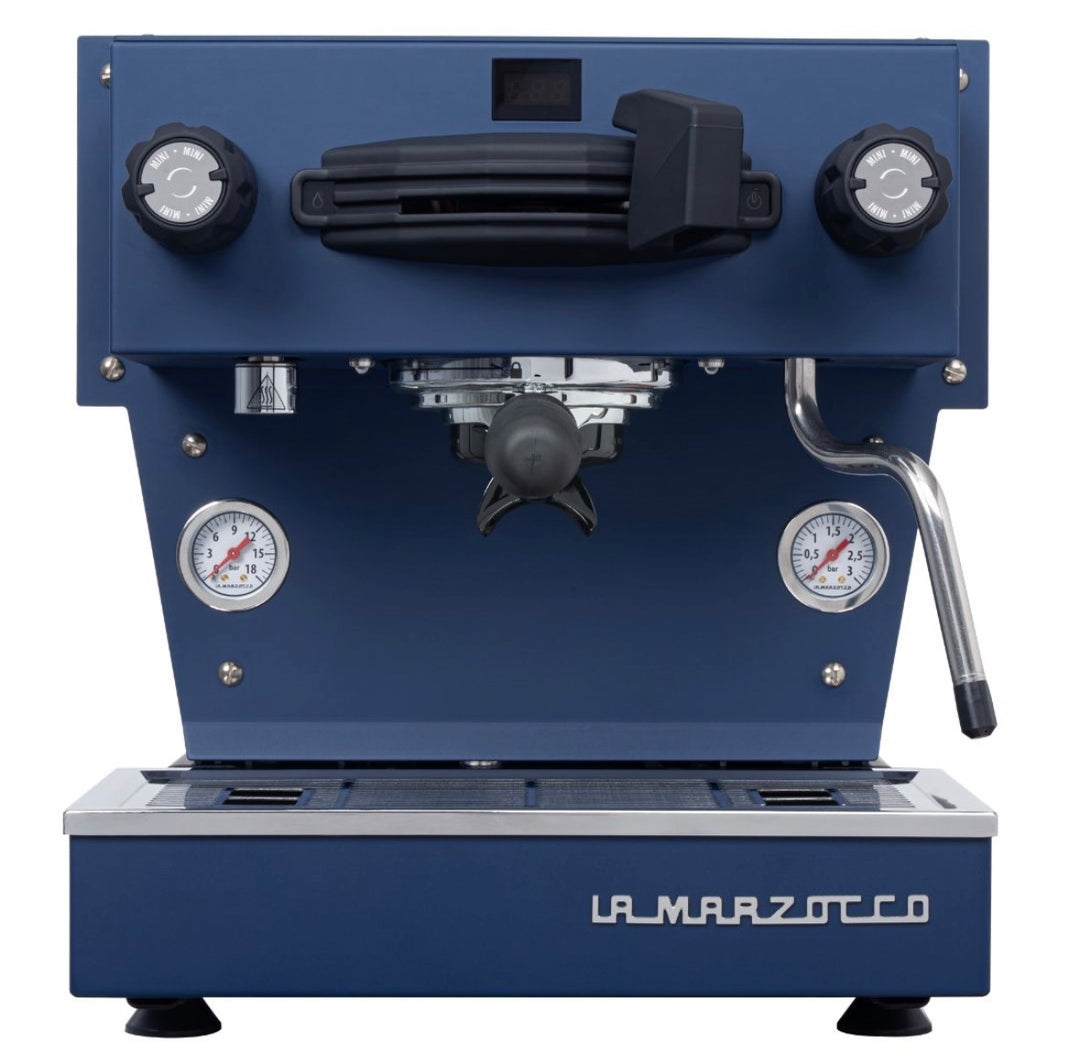 La Marzocco Linea Mini R in Marineblau – Frontansicht – Coffee Coaching Club