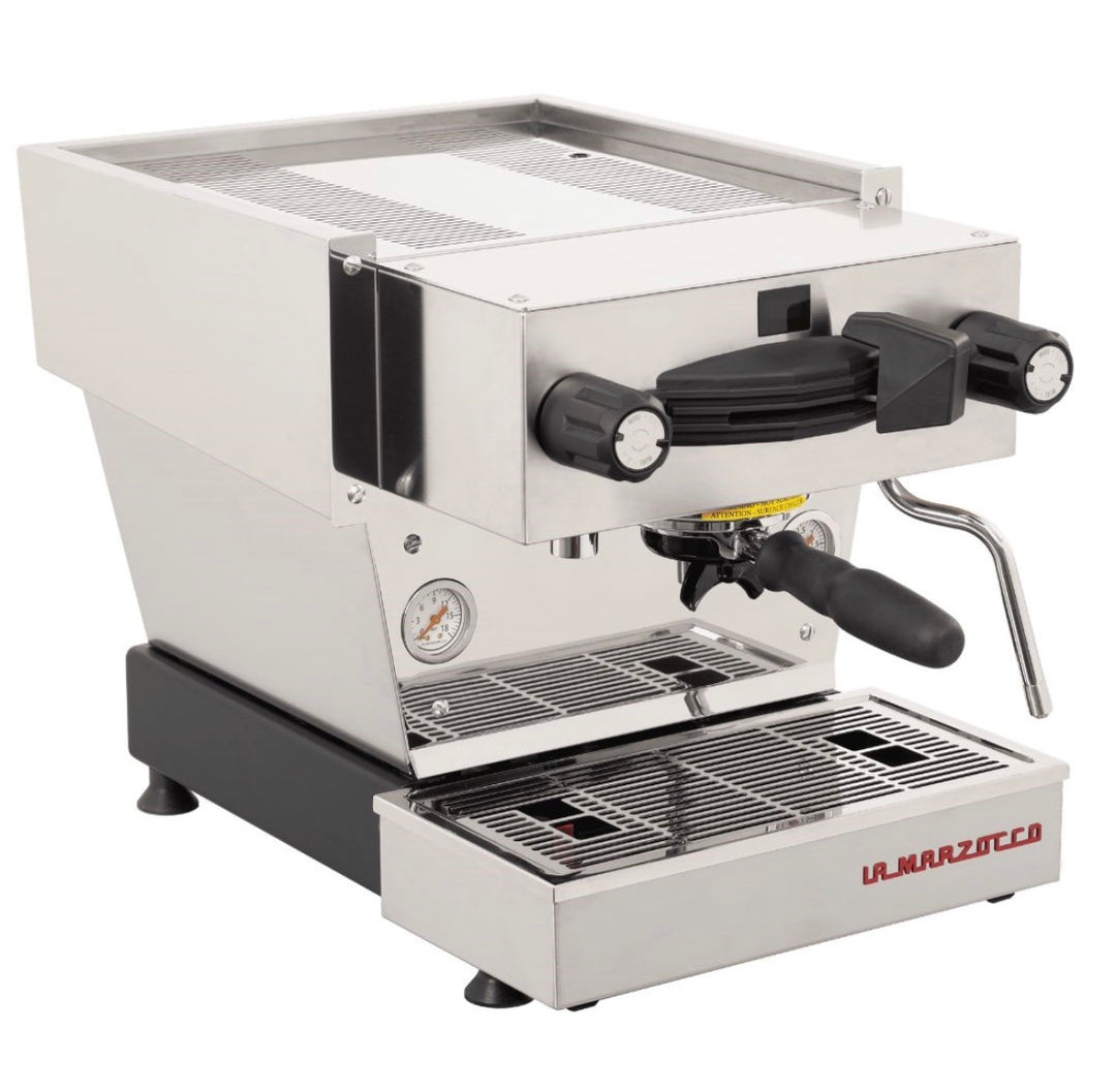 La Marzocco Linea Mini R in Weiss – Frontansicht halbseitlich von links – Coffee Coaching Club
