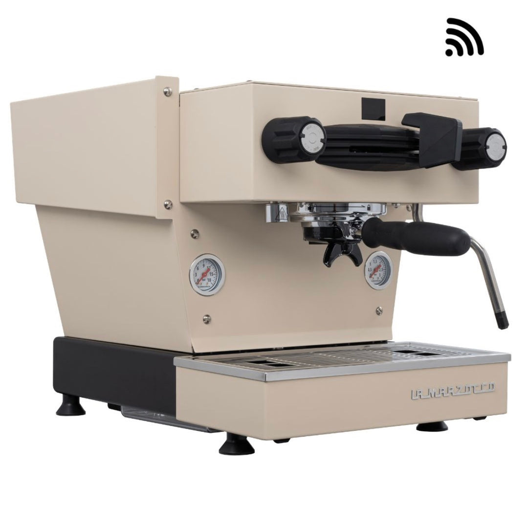 La Marzocco Linea Mini R in Cremeweiss – Frontansicht halbseitlich – Coffee Coaching Club