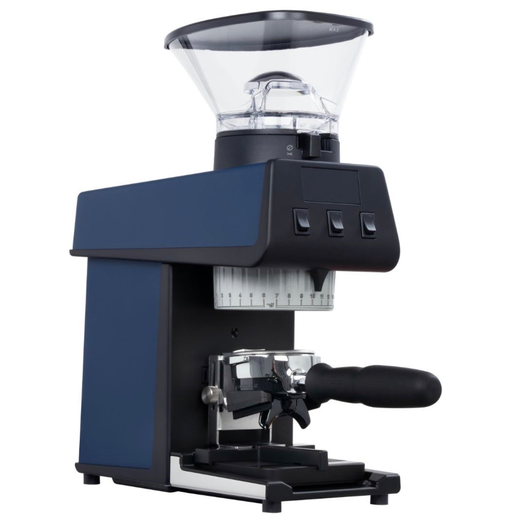 La Marzocco Pico in Marineblau – Frontansicht mit Siebträger – Coffee Coaching Club