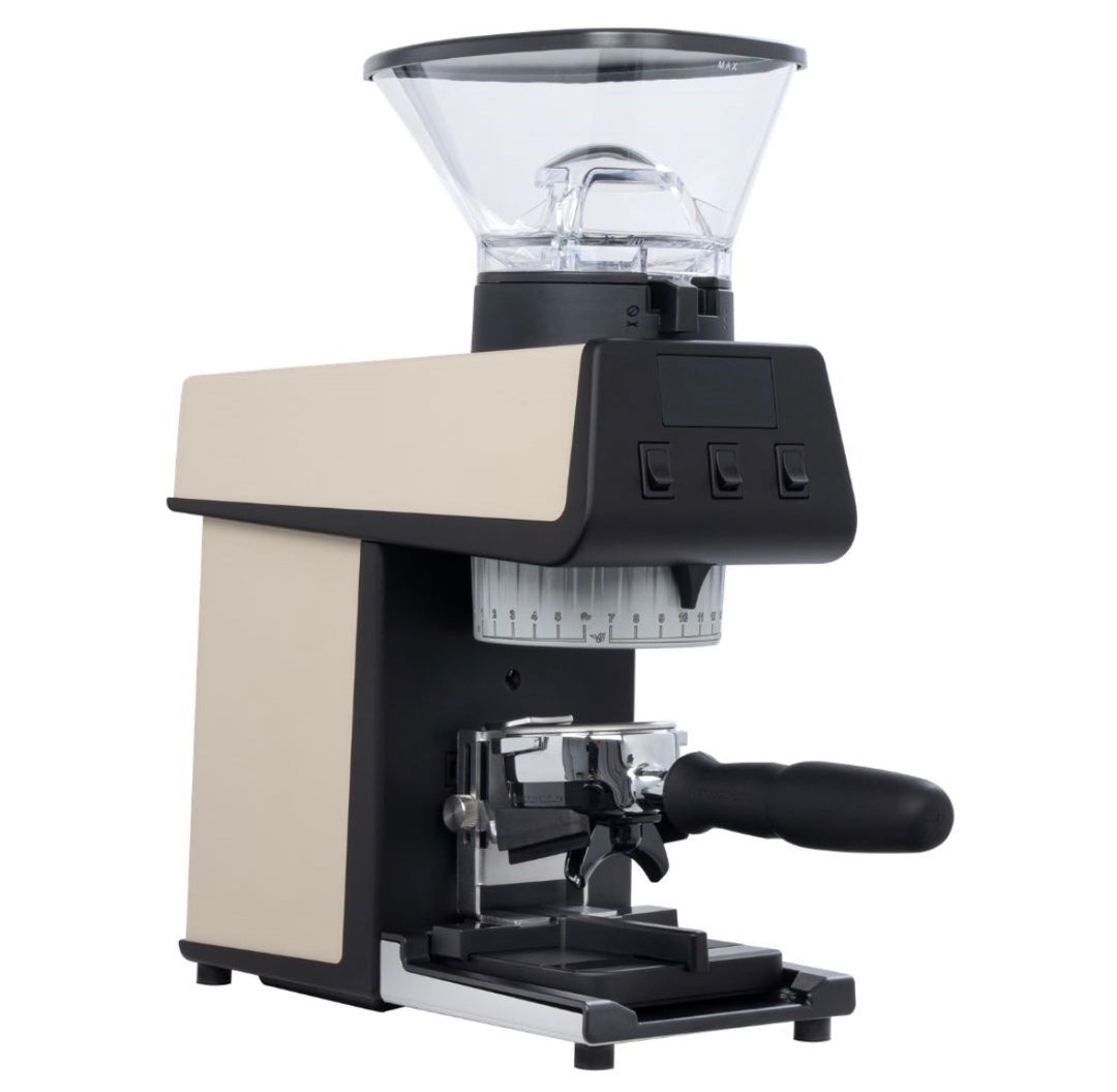 La Marzocco Pico in Weiss – Frontansicht mit Siebträger – Coffee Coaching Club