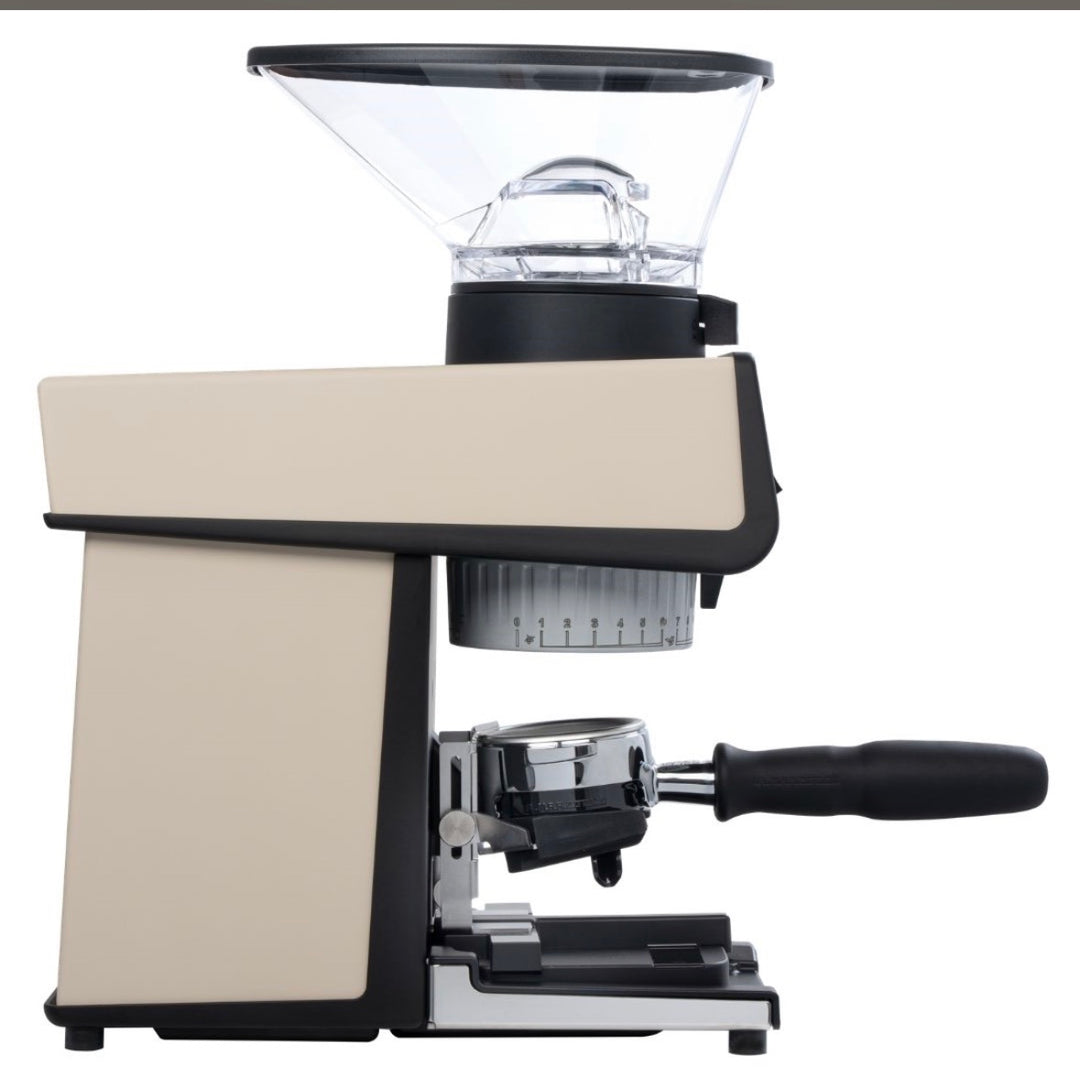 La Marzocco Pico in Weiss – Seitenansicht mit Siebträger – Coffee Coaching Club