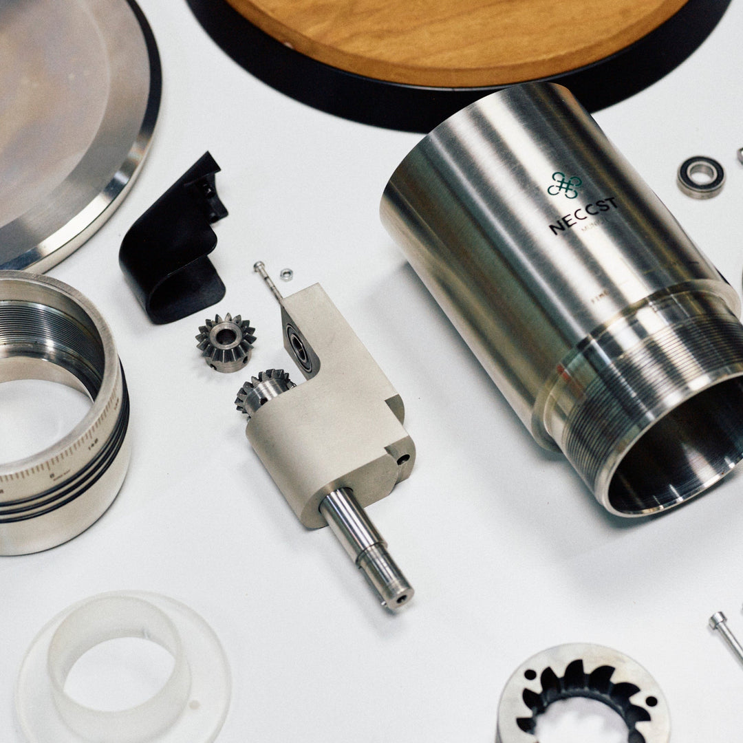 NECCST Series 1 – Edelstahl-Korpus mit Aluminium-Standfuss