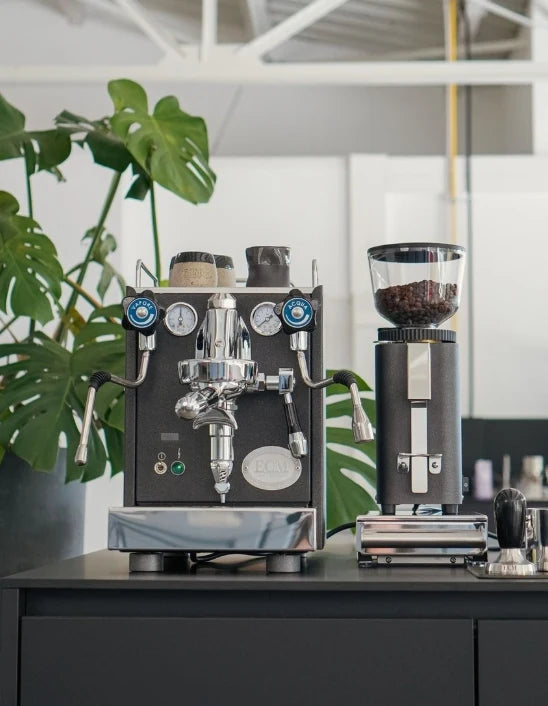 ECM Mechanika VI Slim PID Exclusive Line – imagen lifestyle con molinillo de café en la cocina – Coffee Coaching Club 3