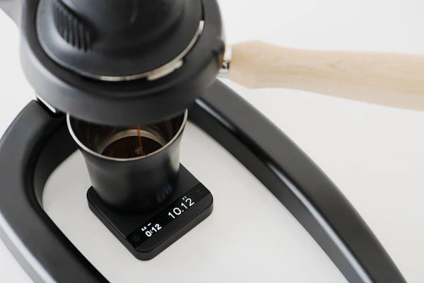 Acaia Pyxis Black bei manueller Espresso-Extraktion mit Flair 58+2 
— exklusives Schweizer Setup im Coffee Coaching Club