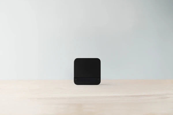 Acaia Pyxis Black im Größenvergleich — die kompakte 
6.5 × 6.5 cm Wettkampfwaage in der Hand
