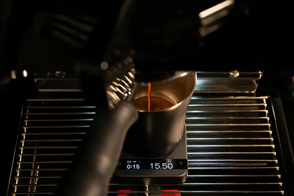 Acaia Pyxis Black mit La Marzocco Linea Mini R — Detailansicht 
des Espresso-Shots mit präziser Gewichts- und Flow-Rate-Anzeige