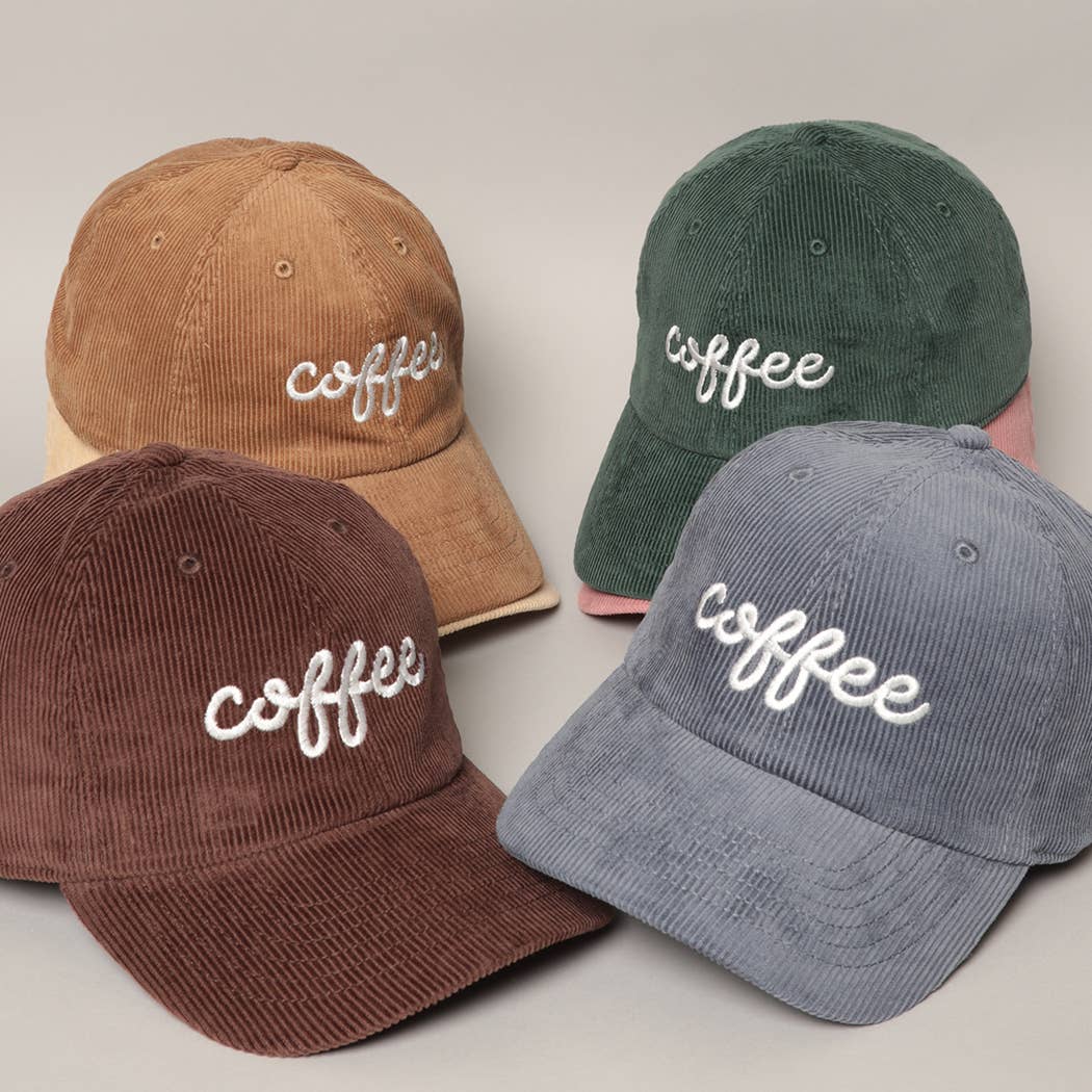 Quatre casquettes en velours côtelé avec broderie « coffee » en tan, brun foncé, vert foncé et bleu-gris, côte à côte