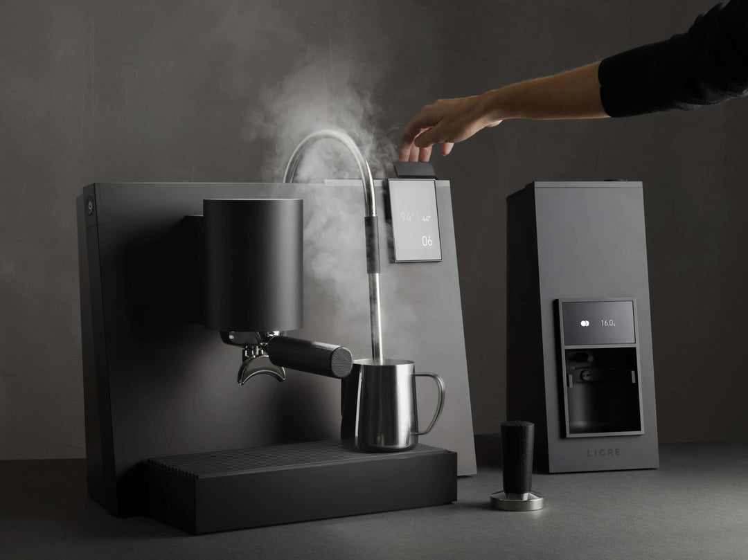 Ligre Youn designer espresso machine in matte black – in action – Coffee Coaching Club
