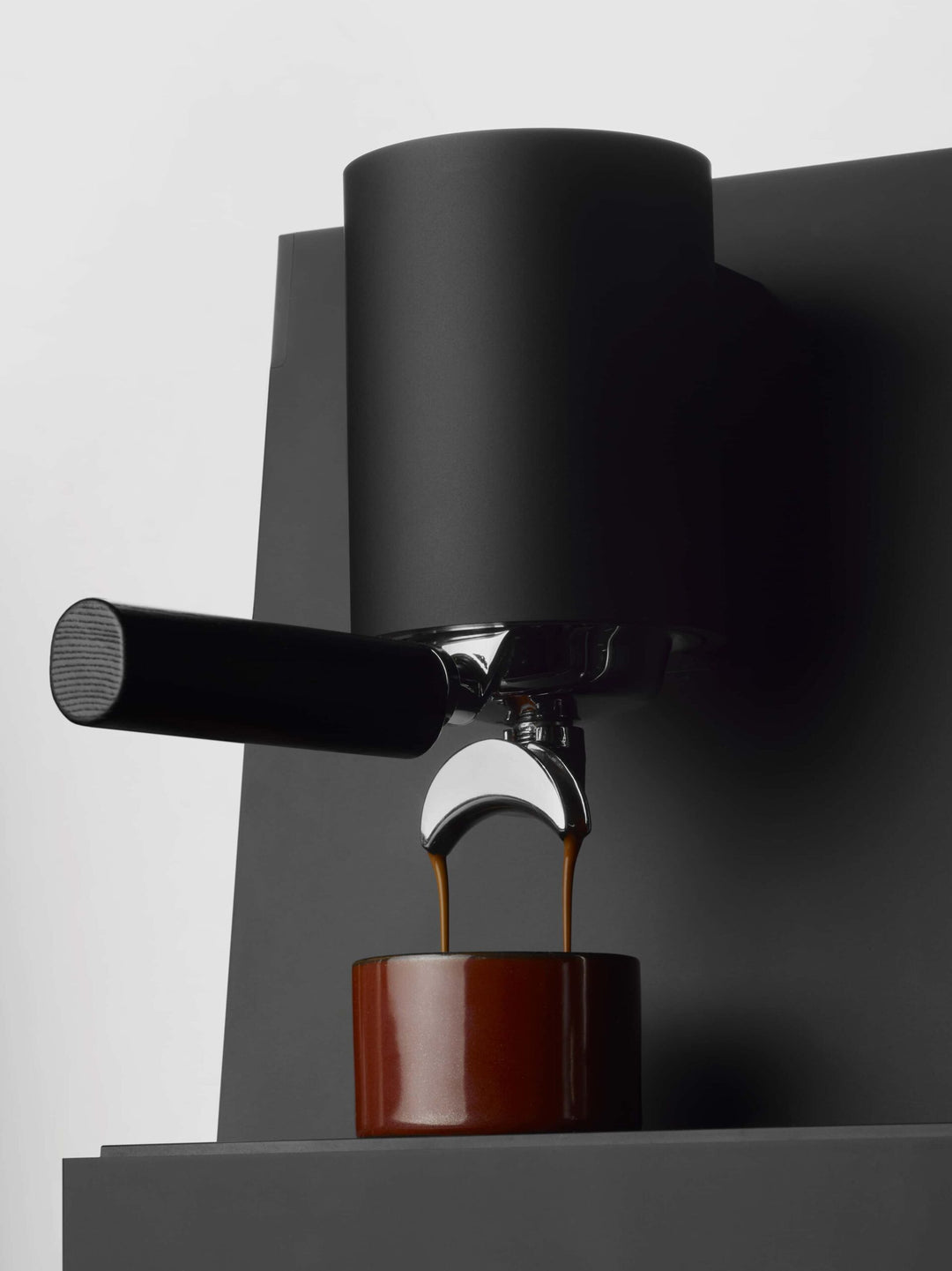 Ligre Youn designer espresso machine in matte black – detail view – Coffee Coaching Club