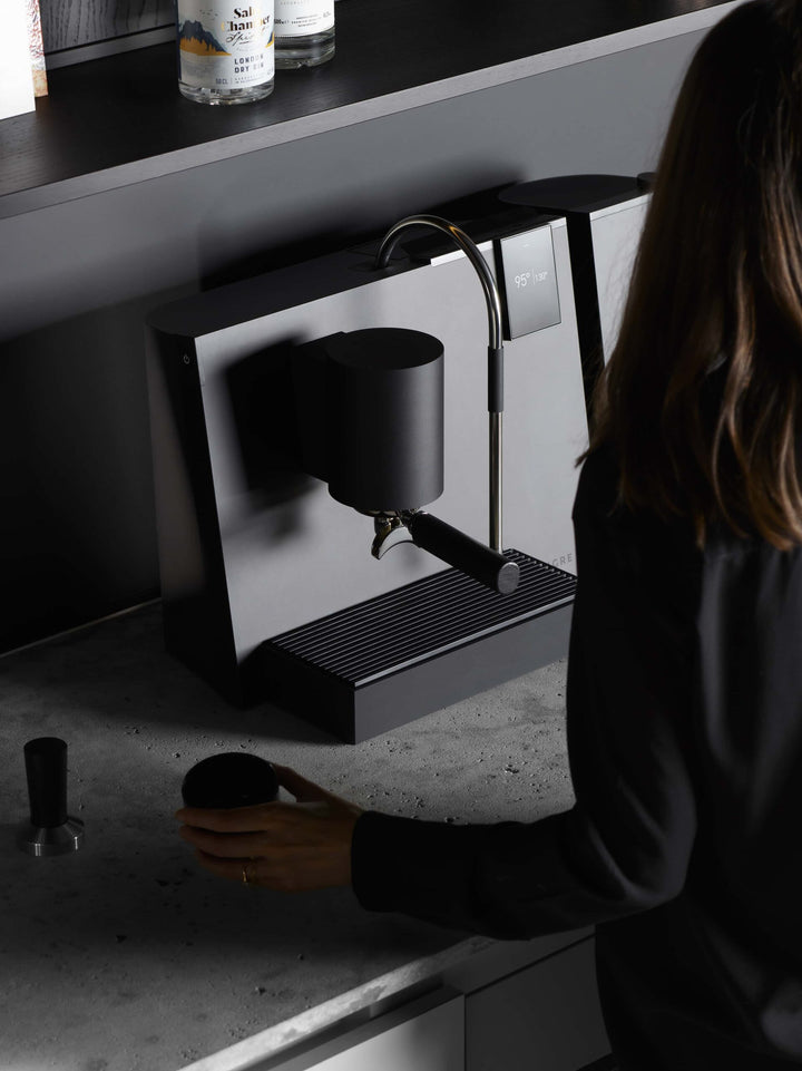 Ligre Youn designer espresso machine in matte black – highlight shot – Coffee Coaching Club