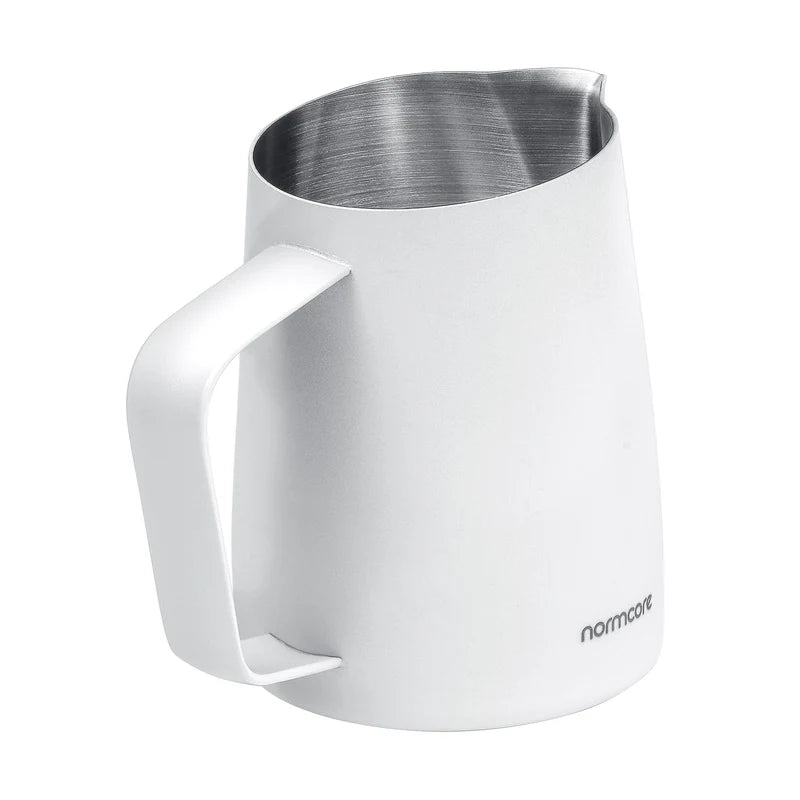 Normcore Milchpitcher mit Griff 450 ml spitzer Ausgiesser Weiss – Coffee Coaching Club 6