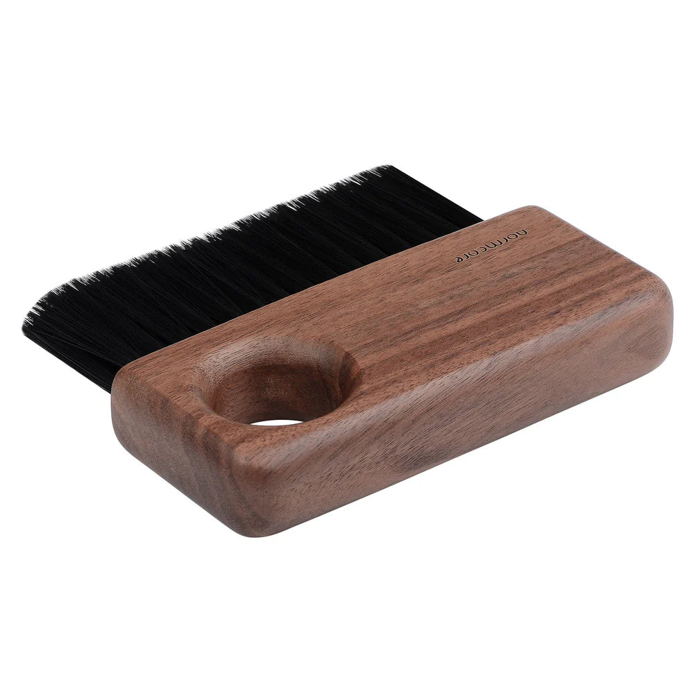Normcore Bench Brush beim Fegen der Arbeitsfläche – Coffee Coaching Club 4