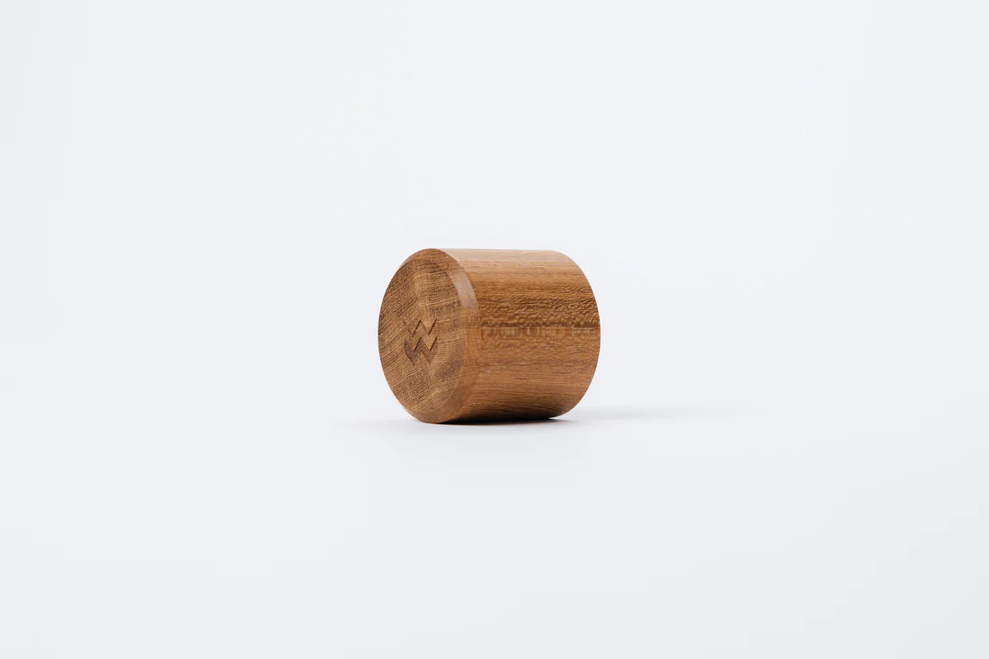 Manico in legno Weber Workshops Really Nice Tamper in Teak, su sfondo bianco
