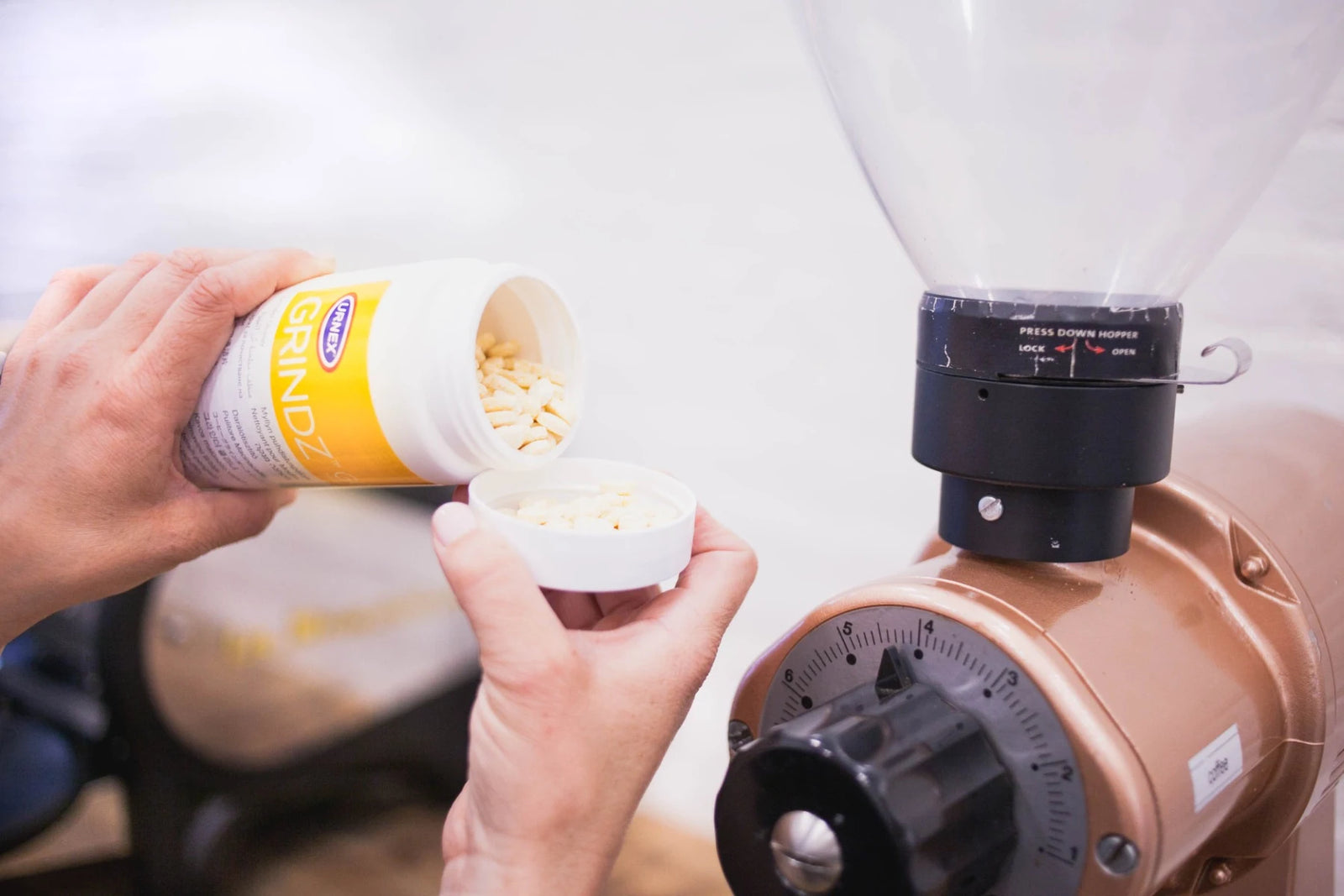 Urnex Grindz Muehlenreiniger Anwendung Hopper - Coffee Coaching Club