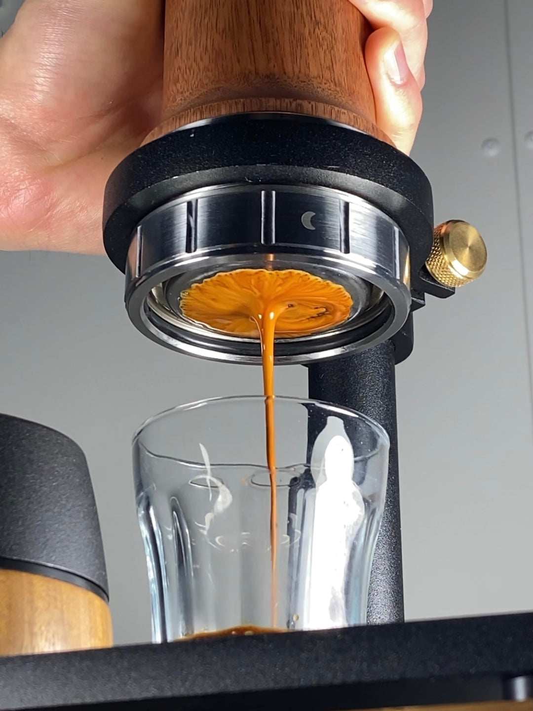 Aram Espresso Maker + suporte de aço - Coffee Coaching Club