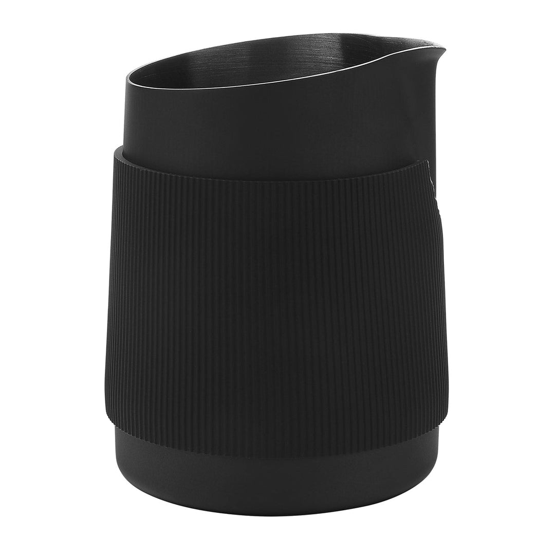 Normcore, jarro de leite 450 ml sem pega, detalhe do bico – Coffee Coaching Club 5