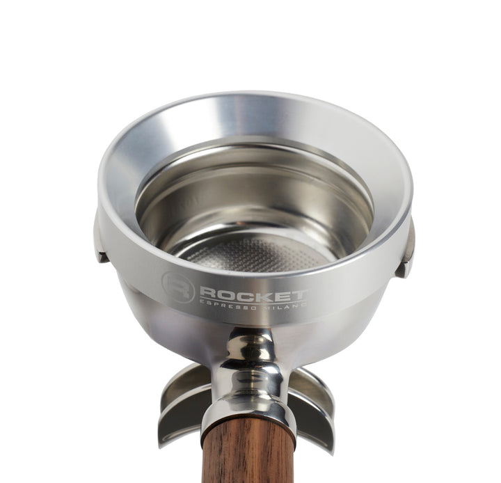 Embudo dosificador Rocket magnético de aluminio, detalle – Coffee Coaching Club 2