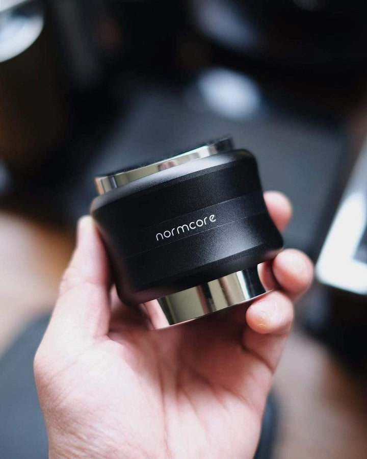 Normcore distributore e tamper 2 in 1, lato distributore – Coffee Coaching Club 2