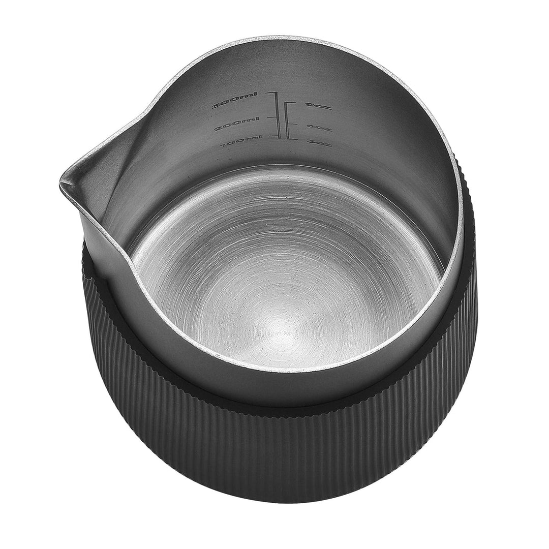 Normcore Milchpitcher 600 ml grifflos mit hitzebeständiger Silikonhülle – Coffee Coaching Club 3