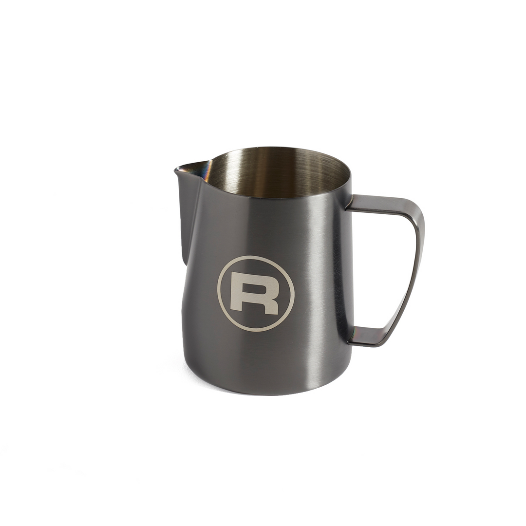 Rocket Pitcher Competition 35 cl jarra de leche arena-negro – Coffee Coaching Club 1