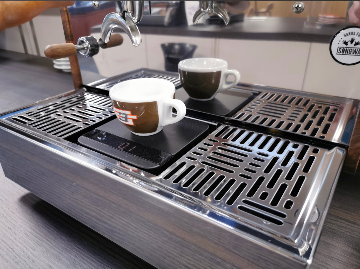 La Marzocco GS3 grelha de gotejamento Acaia Lunar, detalhe – Coffee Coaching Club 2