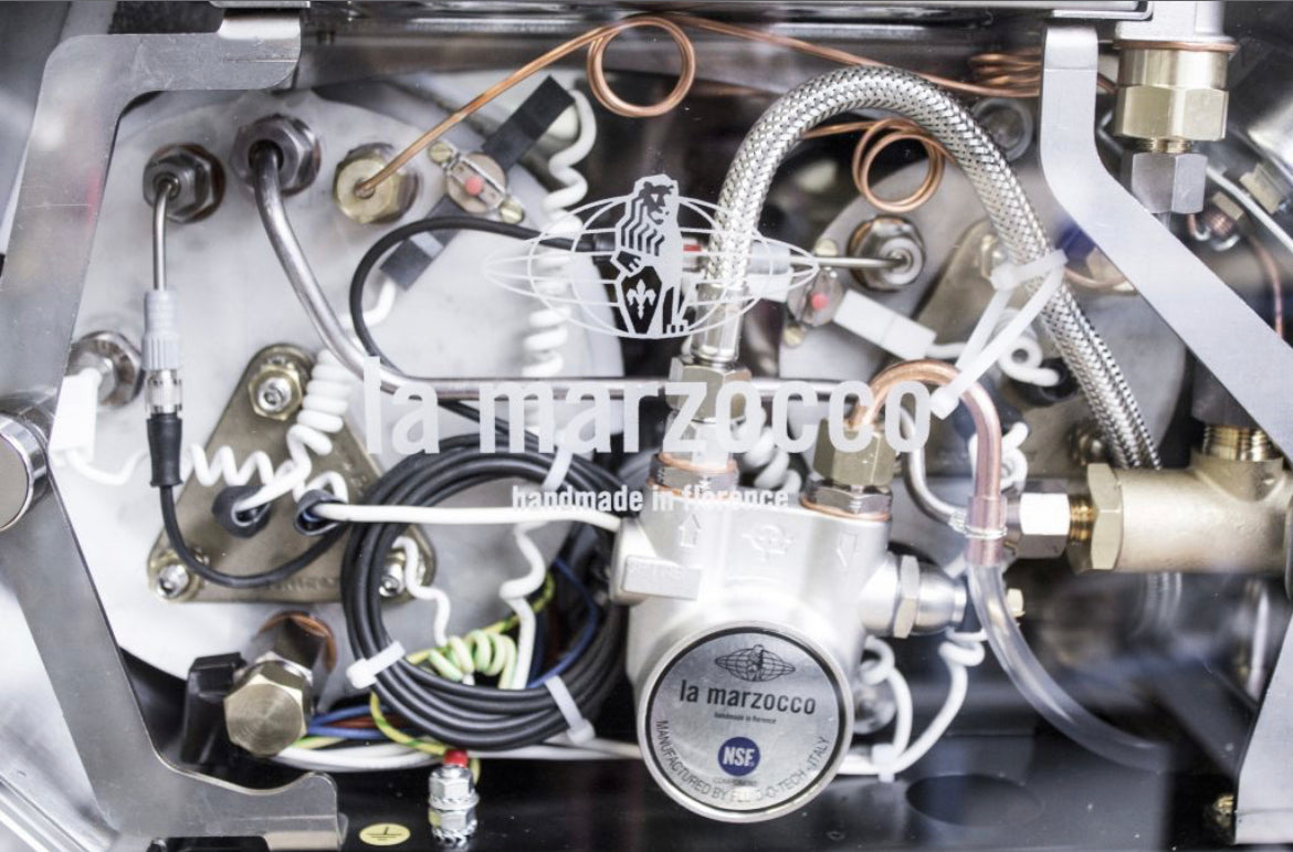 La Marzocco GS3 paneles laterales de vidrio transparente, detalle – Coffee Coaching Club 2